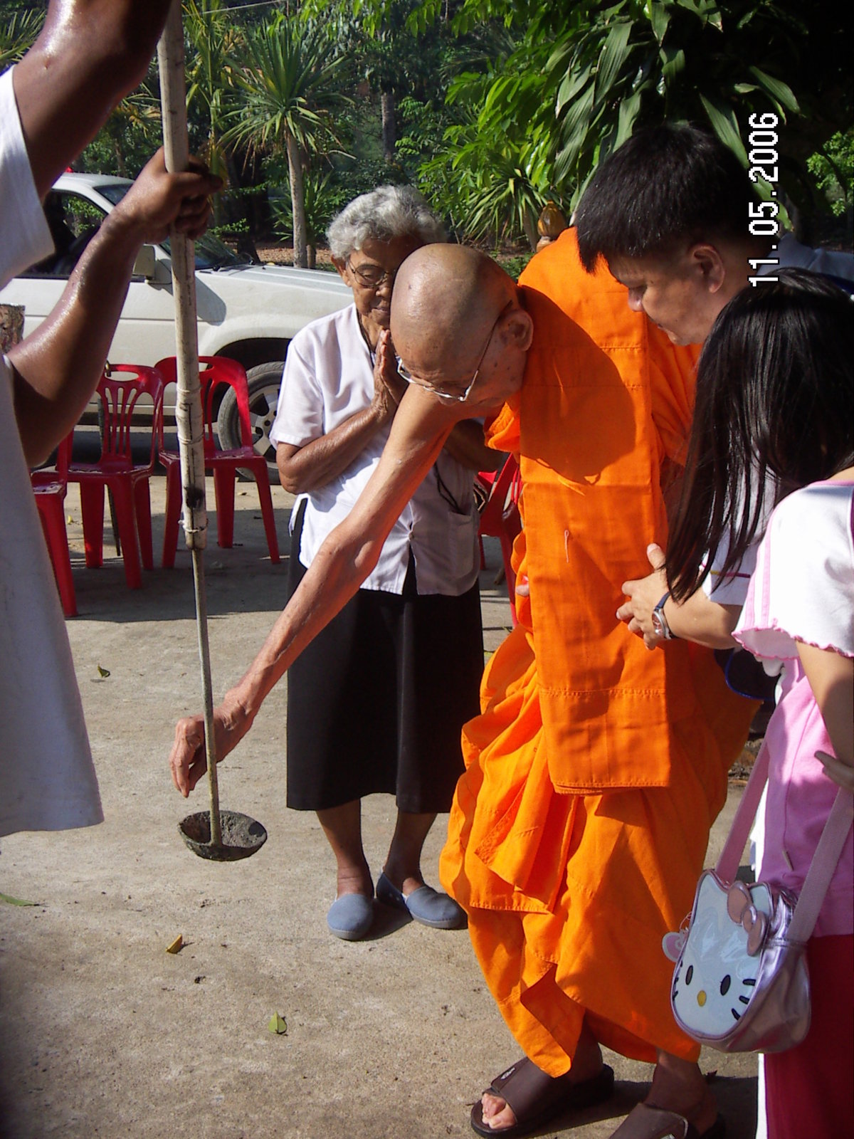 หลวงพ่อหย่อนทองคำลงเบ้า.JPG